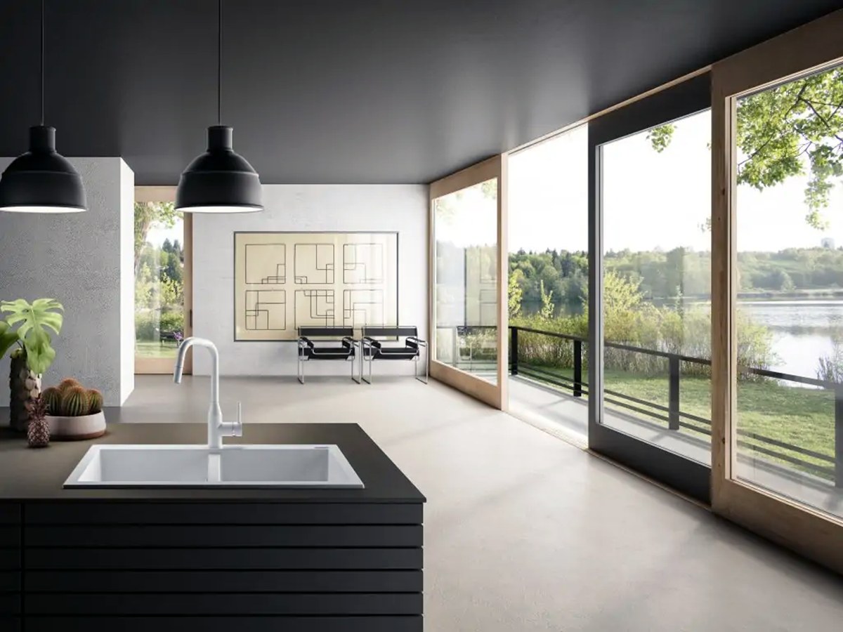 Cucina moderna con lavello e piano di lavoro di design