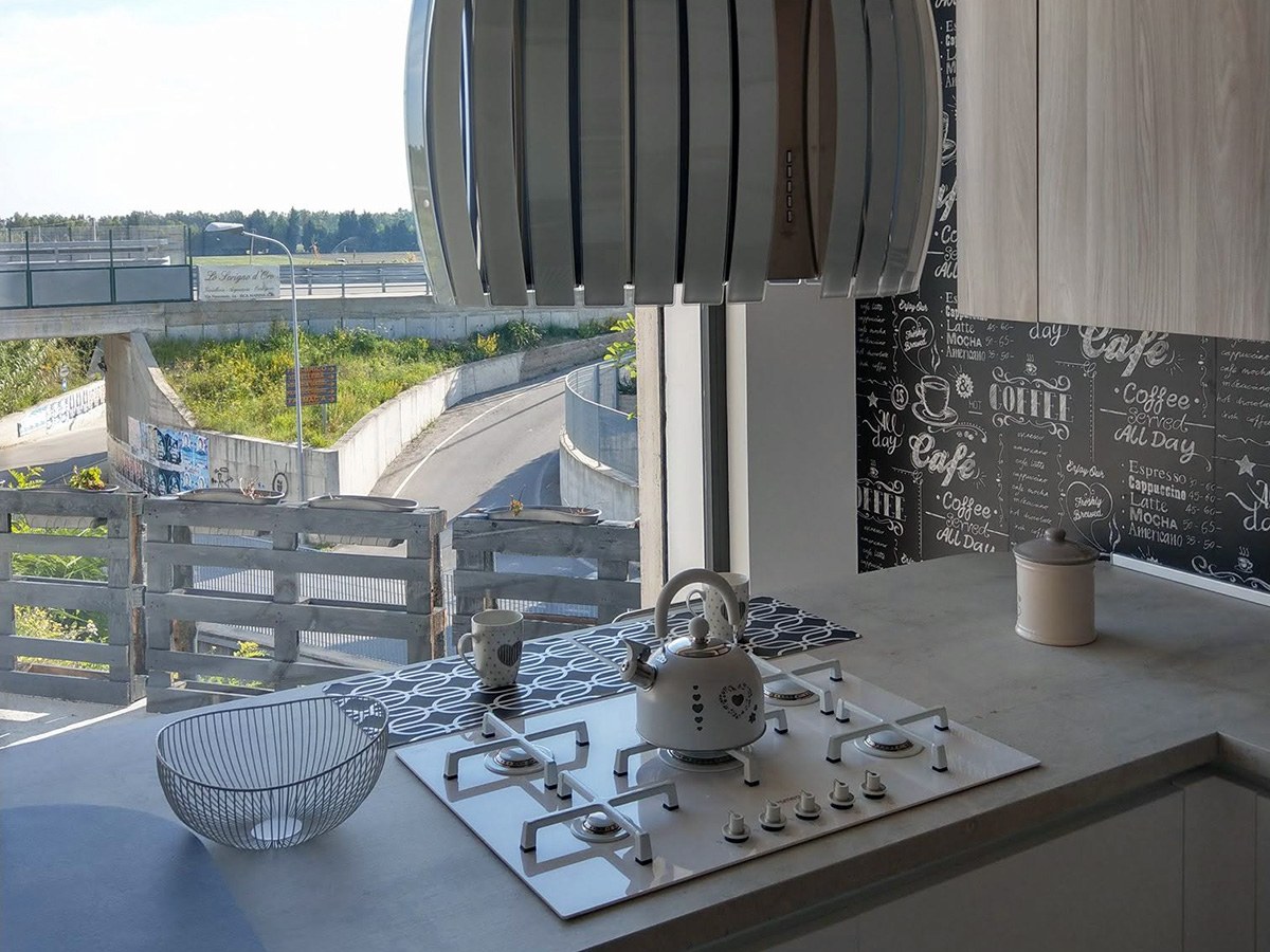 Piano cottura a gas con cappa di design in una cucina moderna