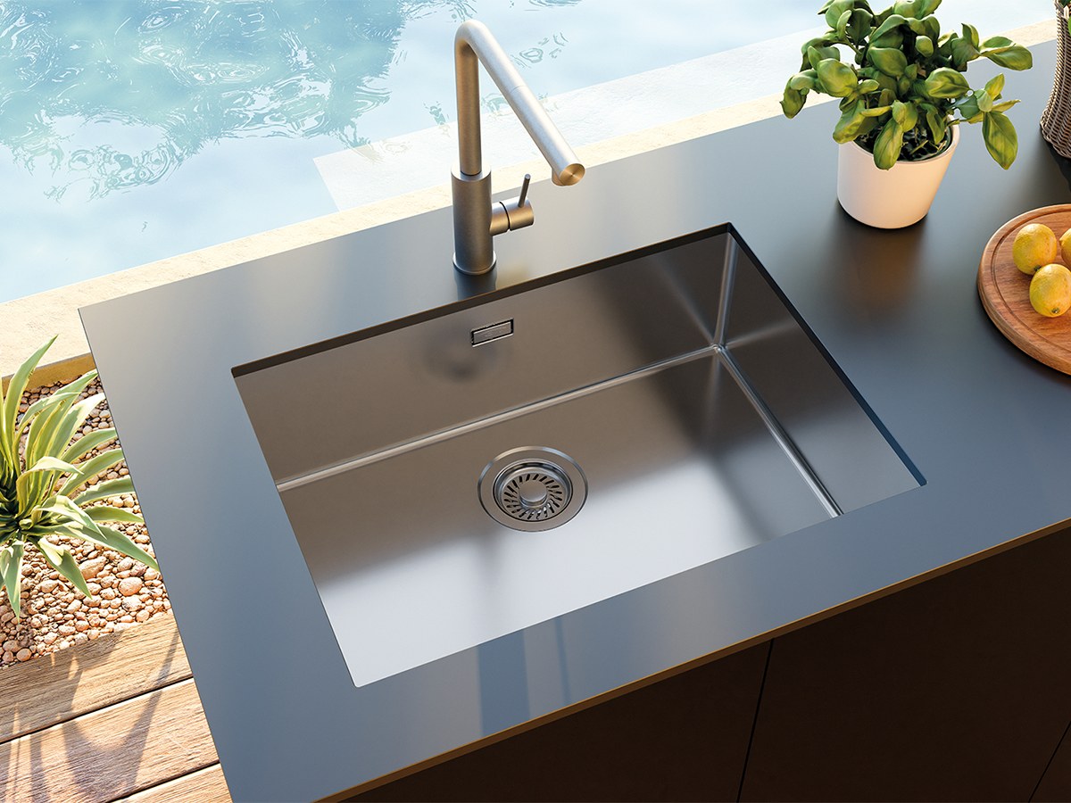 Lavello in acciaio inox con miscelatore di design