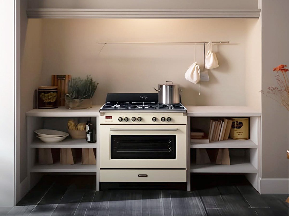Cucina free-standing in stile classico con forno e piano cottura